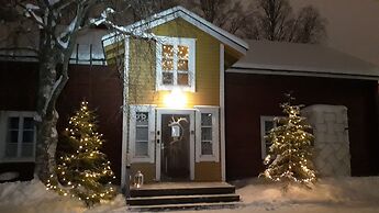 LAURI Historical Log House Manor