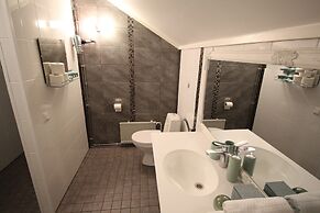 LAURI Historical Log House Manor