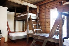 LAURI Historical Log House Manor