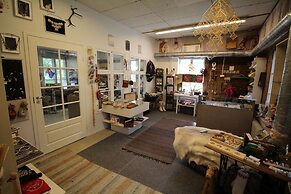 LAURI Historical Log House Manor