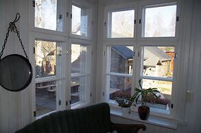 LAURI Historical Log House Manor