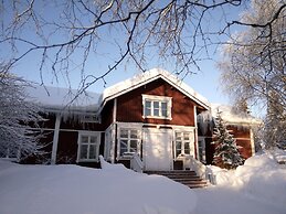 LAURI Historical Log House Manor