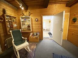 LAURI Historical Log House Manor