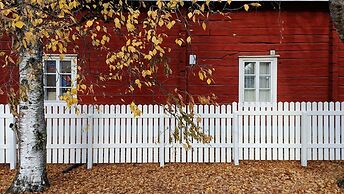 LAURI Historical Log House Manor