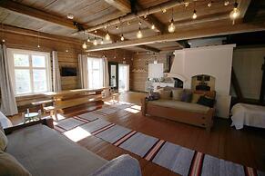 LAURI Historical Log House Manor