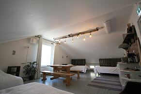 LAURI Historical Log House Manor