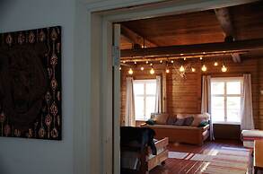 LAURI Historical Log House Manor