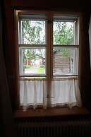 LAURI Historical Log House Manor