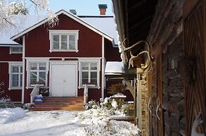 LAURI Historical Log House Manor