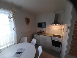 LAURI Historical Log House Manor