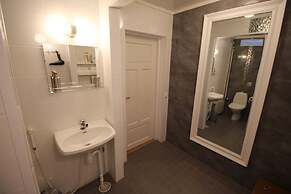 LAURI Historical Log House Manor