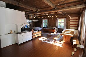 LAURI Historical Log House Manor