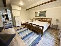 LAURI Historical Log House Manor