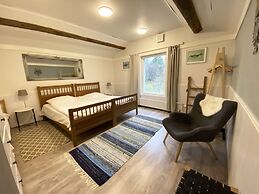 LAURI Historical Log House Manor