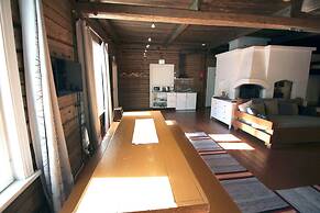 LAURI Historical Log House Manor