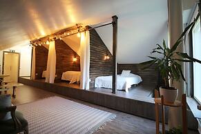 LAURI Historical Log House Manor