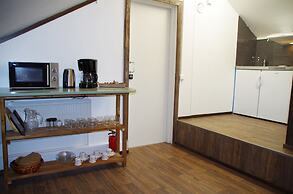 LAURI Historical Log House Manor