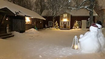 LAURI Historical Log House Manor