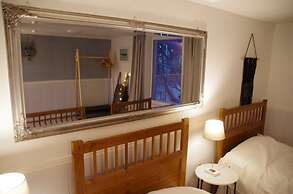 LAURI Historical Log House Manor