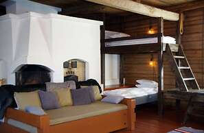 LAURI Historical Log House Manor