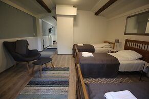 LAURI Historical Log House Manor