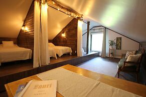 LAURI Historical Log House Manor