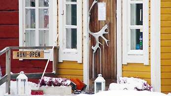 LAURI Historical Log House Manor