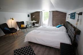 LAURI Historical Log House Manor