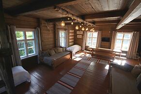 LAURI Historical Log House Manor