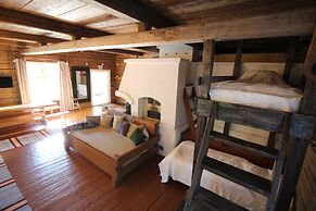 LAURI Historical Log House Manor