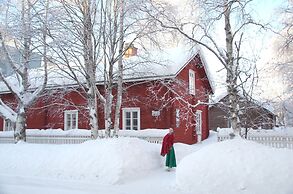 LAURI Historical Log House Manor