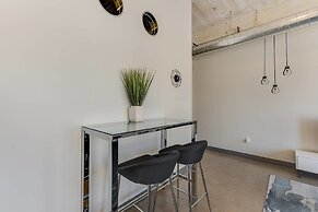 Brand New Stunning Unit Downtown