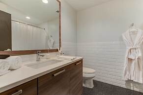 Brand New Stunning Unit Downtown