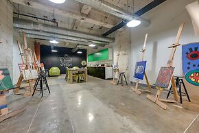 Brand New Stunning Unit Downtown