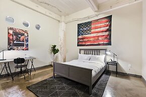 Beautiful 3bd Unit in Perfect Downtown Location