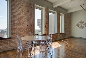 Modern 1bd in the Core of Downtown