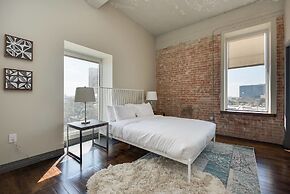 Modern 1bd in the Core of Downtown