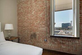 Modern 1bd in the Core of Downtown