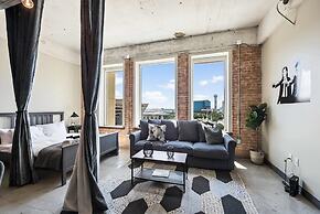 Downtown Dallas Gorgeous 3 BD, Pool & Gym