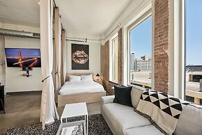 3 Bedroom Unit in Downtown Dallas with Pool & Gym