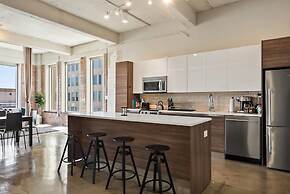 3 Bedroom Unit in Downtown Dallas with Pool & Gym