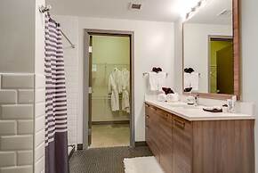 3 Bedroom Unit in Downtown Dallas with Pool & Gym