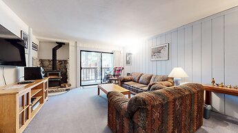 Summit 41 Spacious and Stones Throw to Eagle Lodge by RedAwning