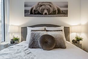 QuickStay - Classy & Rustic Downtown Condo