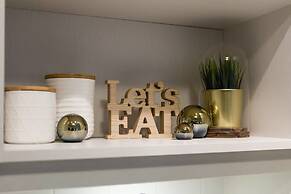 QuickStay - Classy & Rustic Downtown Condo