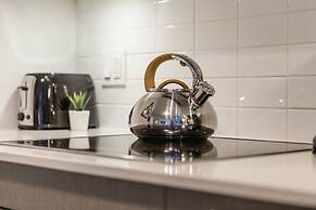 QuickStay - Classy & Rustic Downtown Condo