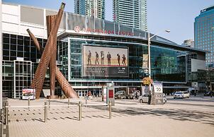 QuickStay - Classy & Rustic Downtown Condo