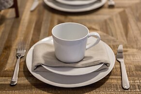 QuickStay - Classy & Rustic Downtown Condo