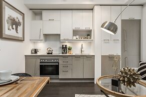 QuickStay - Classy & Rustic Downtown Condo