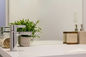 QuickStay - Classy & Rustic Downtown Condo